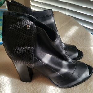 Simply Vera Wang Black Leather peep toe ankle boots Size 10